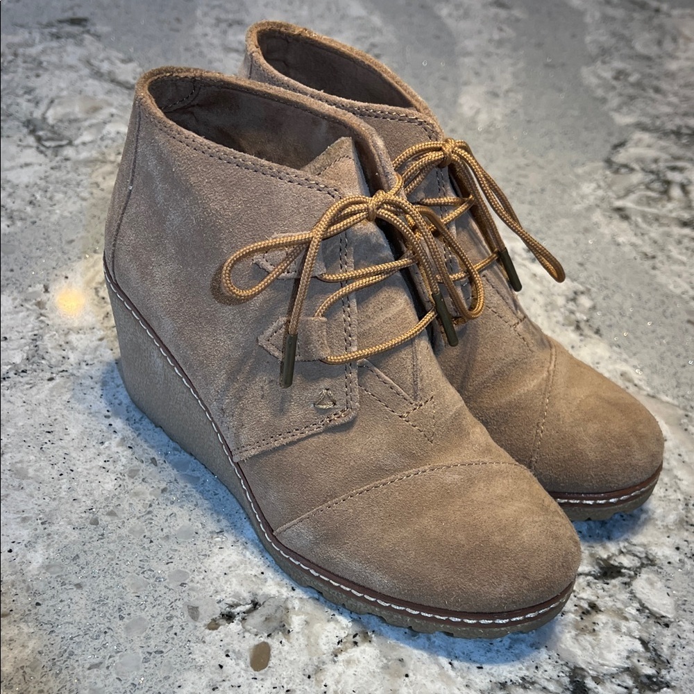 TOMS Tan Suede Wedge Ankle Boots Size 7